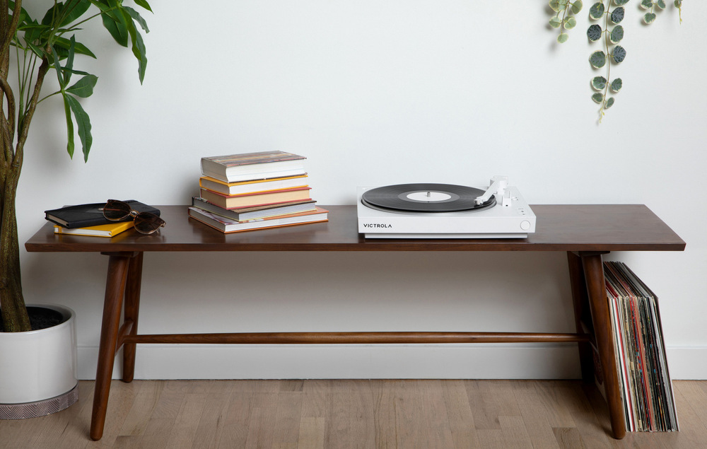 Gramofon Victrola VPT-800 Automatic bílý Bílý gramofon Victrola VPT-800 umístěný na dřevěném stole v moderním interiéru s vinylovými deskami