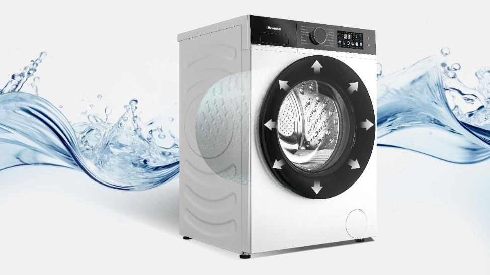 Pračka Hisense WF3I8043BWF bílá pračka Hisense WF3I8043BWF se zaměřením na velky buben a velký otvor, kterým se pohodlně vklada pradlo. Za pračkou jsou vlnky.