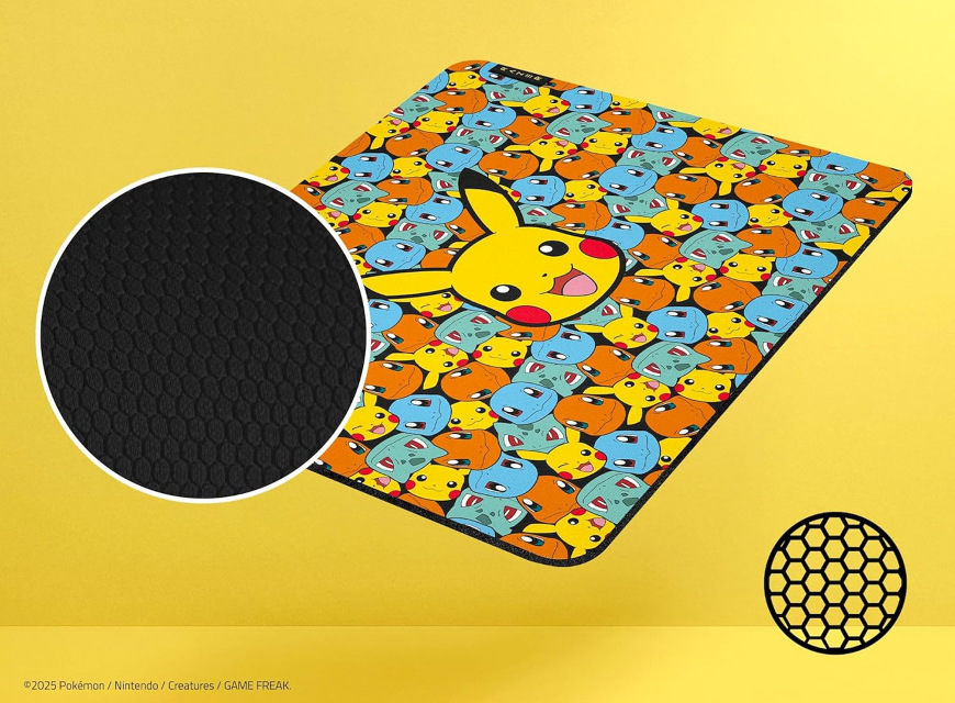 Detailní pohled na protiskluzovou hexagonovou strukturu spodní strany podložky Razer Pokémon