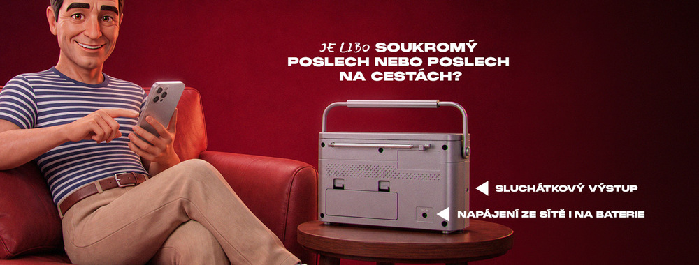 Detail zadní strany šedého přenosného rádia JVC na stolu, vedle kterého sedí muž s telefonem na pohovce. Banner obsahuje text „Je libo soukromý poslech nebo poslech na cestách?“ a šipkami ukazuje na sluchátkový výstup a napájení ze sítě i na baterie. Na rádiu je viditelná teleskopická anténa a prostor pro baterie.