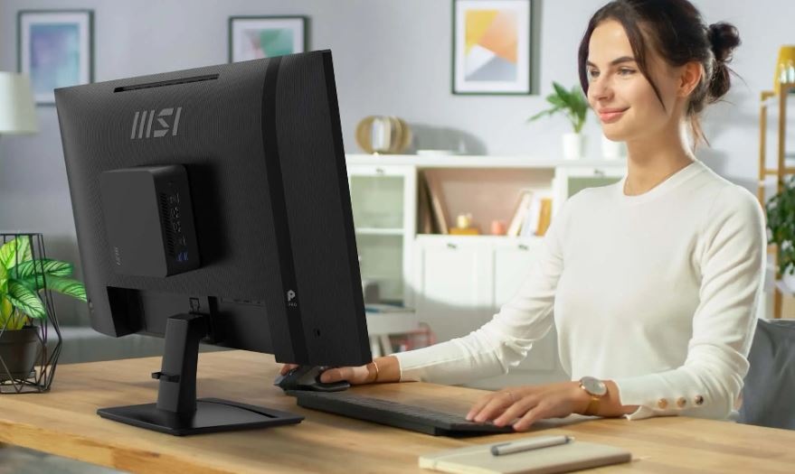 Monitor MSI PRO MP275Q E14 černý Žena pracující s monitorem MSI PRO MP275Q E14 v kanceláři
