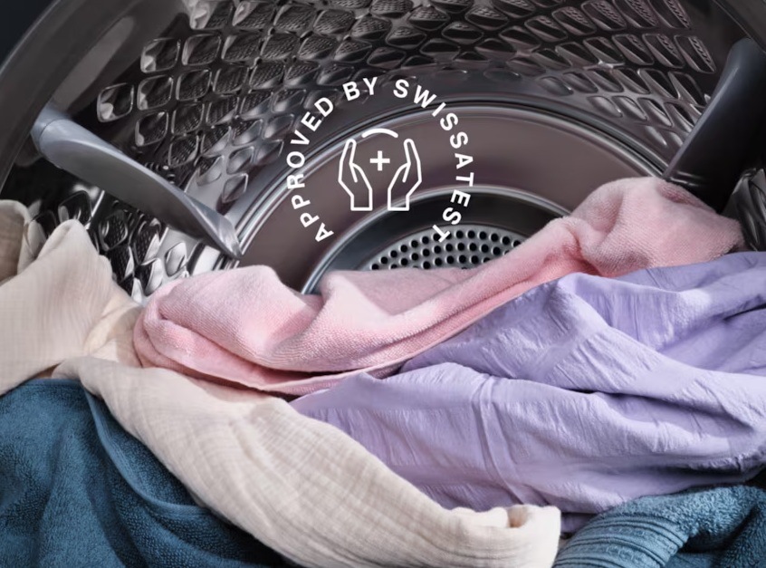 Pračka Electrolux Série 600 EW6F8482C bílá Buben s prádlem. Přes buben je symbol certifikace Swissatest.