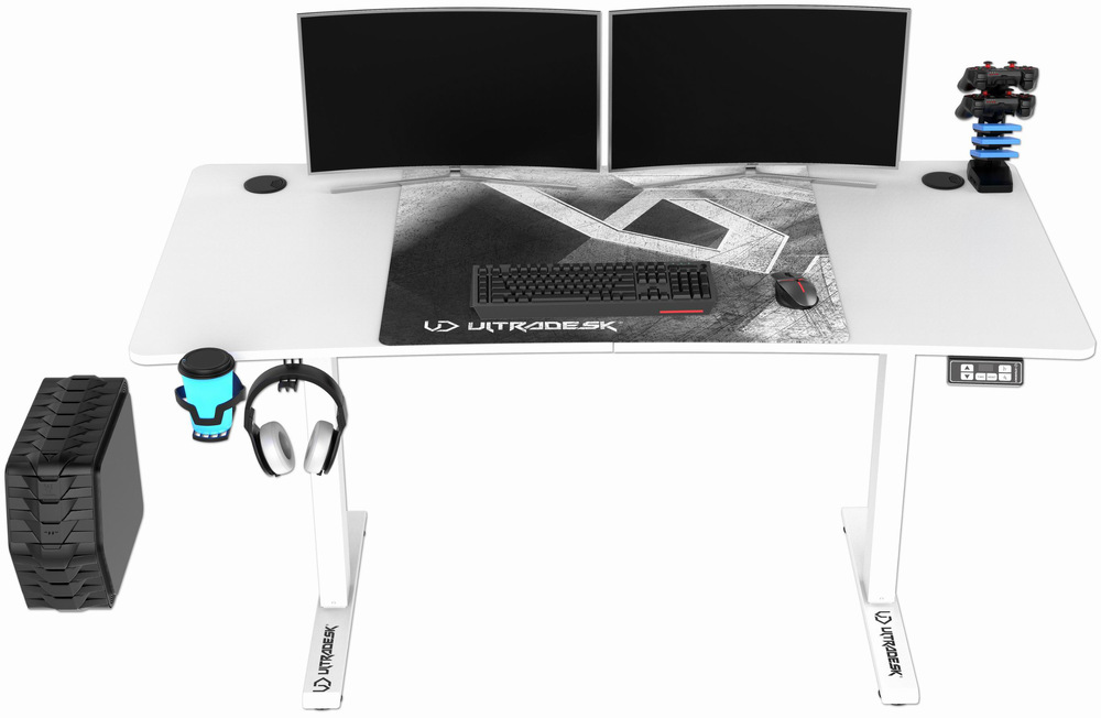 Přední pohled na herní stůl s monitory a počítačem.