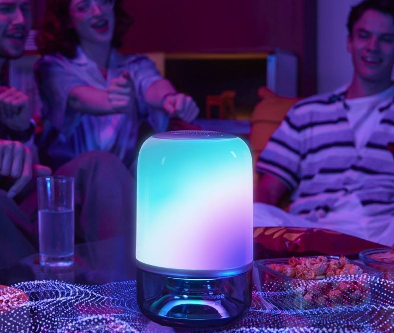 Lidé v místnosti na pozadí se světlem Govee Table Lamp 2