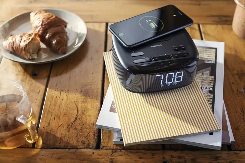 Radiobudík Philips TAR7705 Qi černý