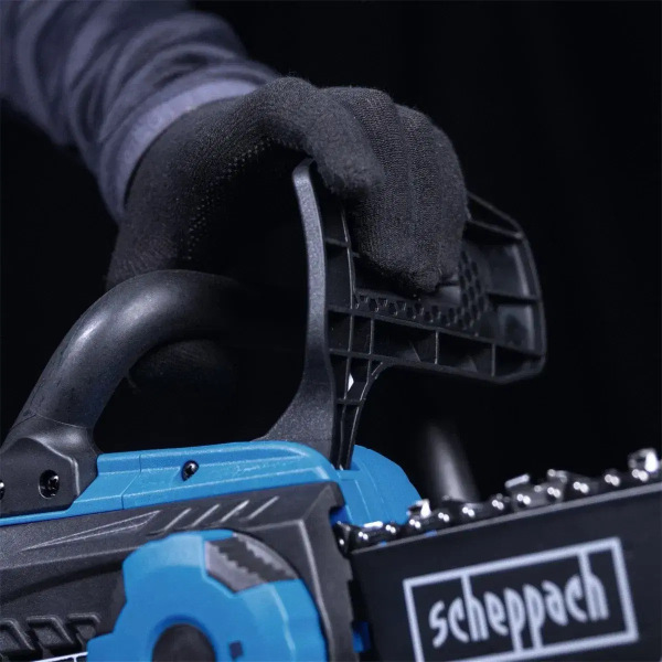 Řetězová pila Scheppach C-CS254-X-SET L (s baterií) Detail předního madla s ochranným štítem řetězu aku pily Scheppach.