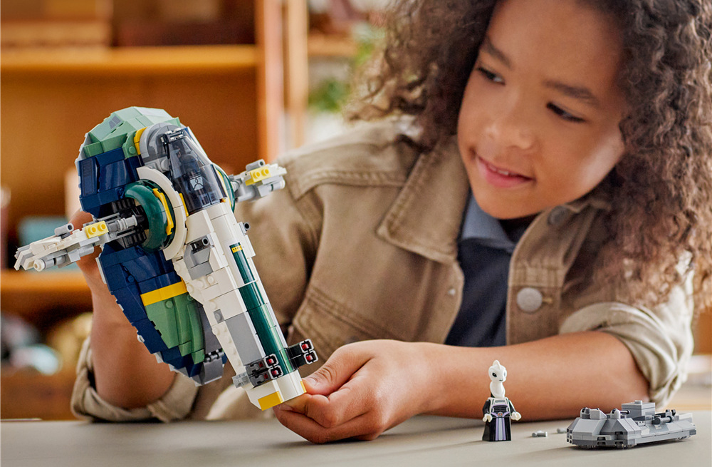Stavebnice LEGO® Star Wars™ 75433 Jango Fett a jeho hvězdná loď Jango Fett, mladý Boba Fett a Lama Su rozšiřují možnosti hraní a umožňují dětem vymýšlet vlastní mise.