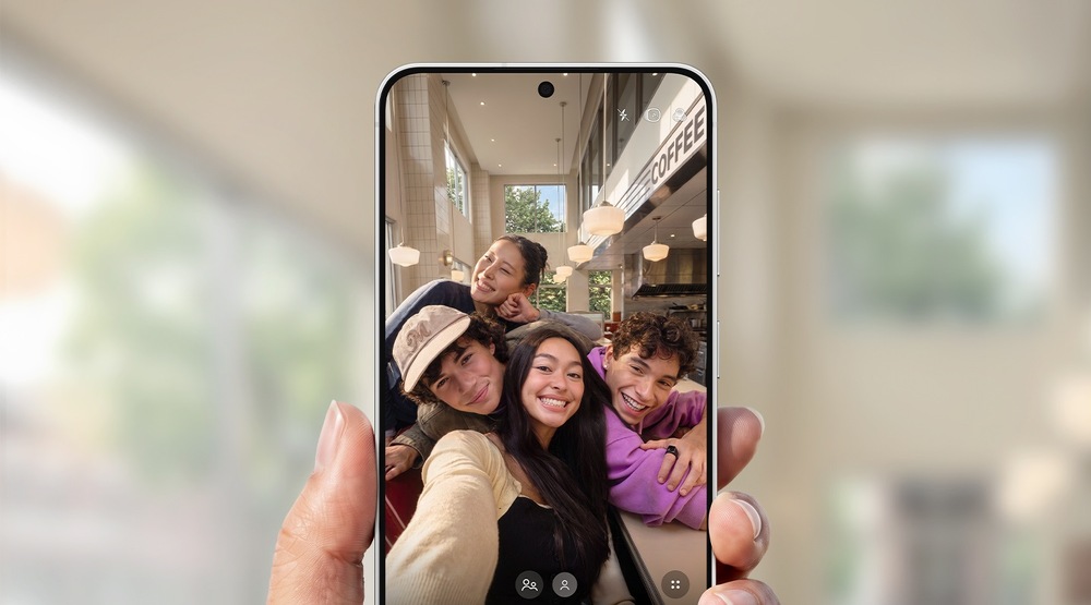 Selfie lidí venku. 12Mpx selfie fotoaparát umožňuje zachytit jasné snímky plné detailů.