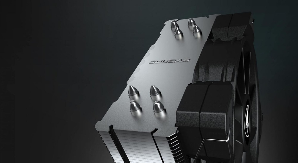 Chladič CPU Cougar FORZA 50 essential Detailní záběr na velký stříbrný chladič s ventilátorem vpravo. Elegantní kovový povrch má vyčnívající žebra, signalizující vysoký účinek chlazení.