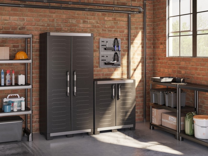 Skříň Keter XL Garage Low plast Skříň Keter XL Garage Low umístěná v garáži