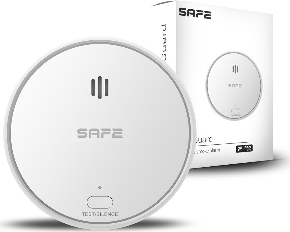 Kompletní sada Safe Starter Kit Fire Cam bílá Na obrázku je bílá bezdrátová centrální jednotka SAFE a za ní její prodejní krabice. Samotné zařízení má čtvercový tvar se zaoblenými rohy, čistý minimalistický vzhled a na přední straně logo SAFE. Nahoře je malý svislý indikátor a dole tři drobné ikonky nebo kontrolky. Krabice v pozadí je bílá s oranžovými a černými nápisy. Je na ní výrazně napsáno Wireless Hub a označení modelu 50HUB-WRF, také zmínka o propojeném systému Connected. Obrázek působí jako produktová prezentace centrální jednotky pro chytrý požární nebo bezpečnostní systém SAFE.