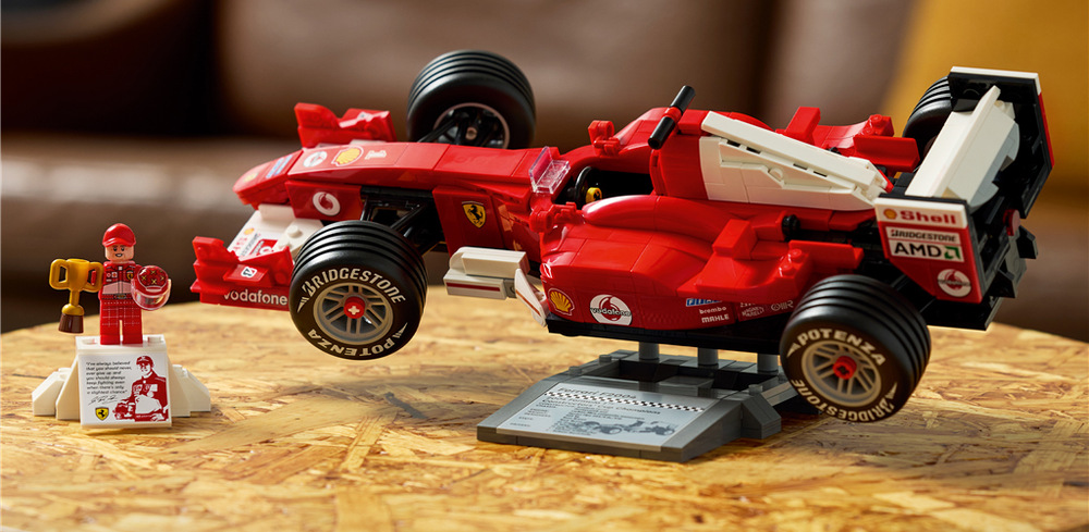 Model měří přes 32 cm a potěší fanoušky F1, Ferrari i Schumachera jako výstavní stavebnice pro dospělé.
