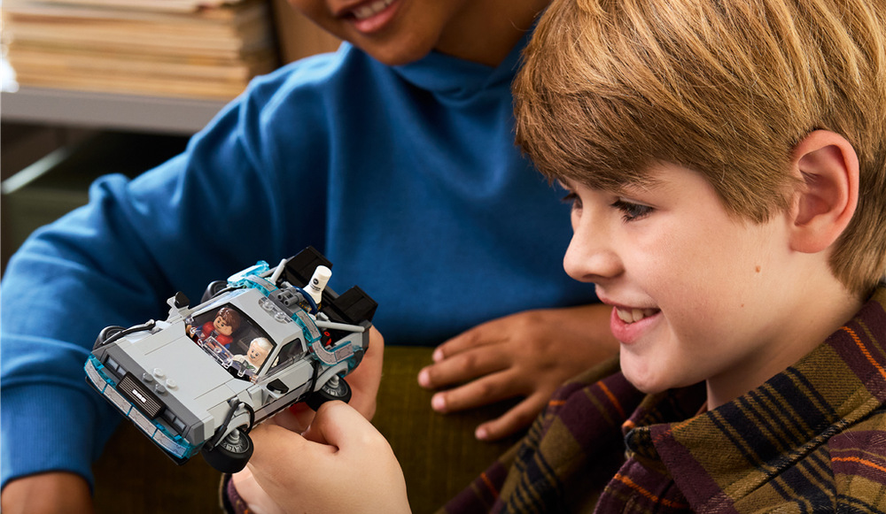 Marty McFly a doktor Brown doplňují model o dvě minifigurky LEGO pro filmová dobrodružství a hraní.