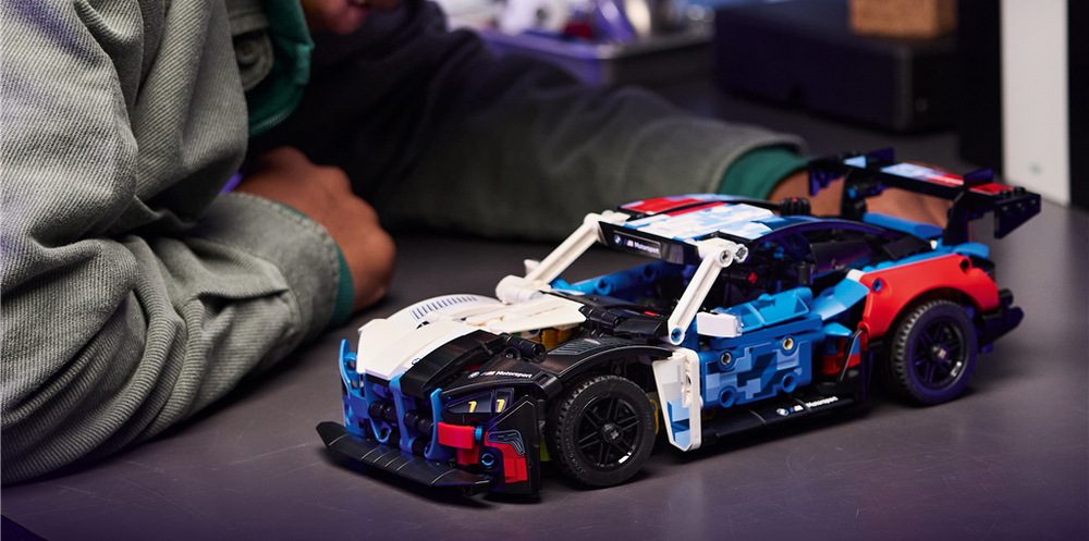 Stavebnice LEGO® Technic 42226 Závodní auto BMW M4 GT3 EVO Stavebnice se 747 kostkami LEGO nabízí dětem od 11 let technickou výzvu, závodění i digitální zábavu.