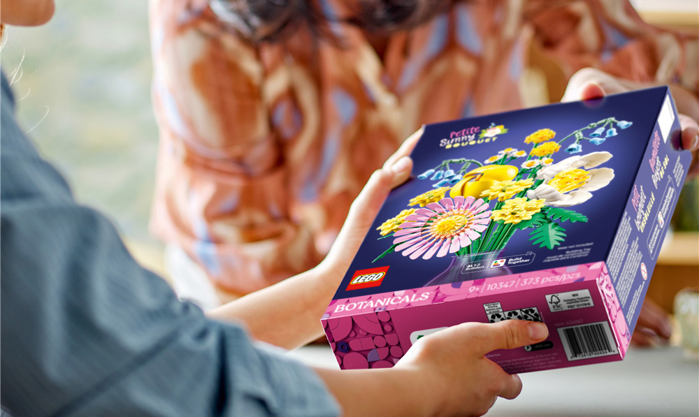Stavebnice LEGO® Botanicals 10347 Drobná slunečná kytice Pastelová kytice po dokončení poslouží jako hravá dekorace do pokoje, na polici, komodu nebo pracovní stůl.