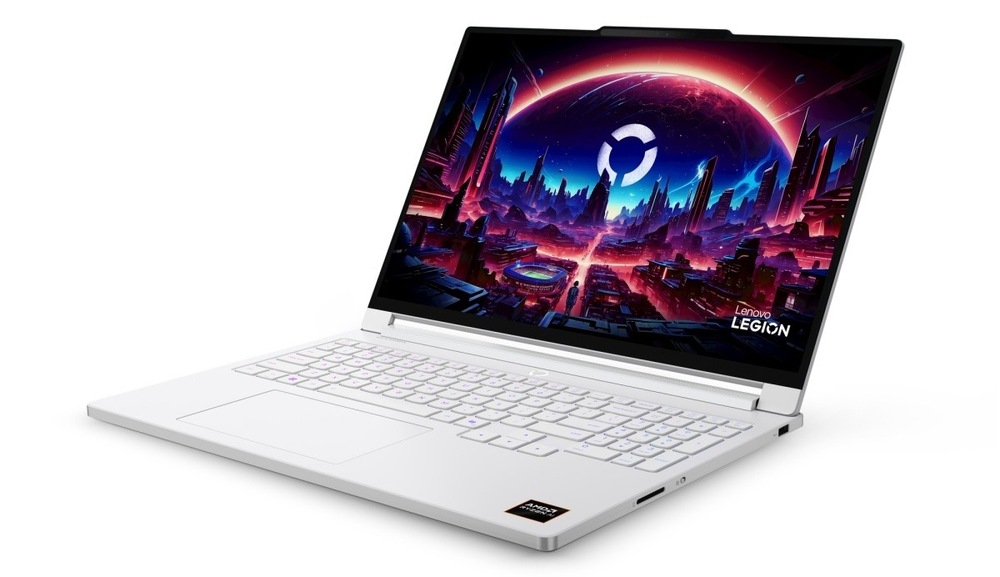 Herní notebook Lenovo Legion 7 16AGP11 otevřený a zapnutý, otočený doleva