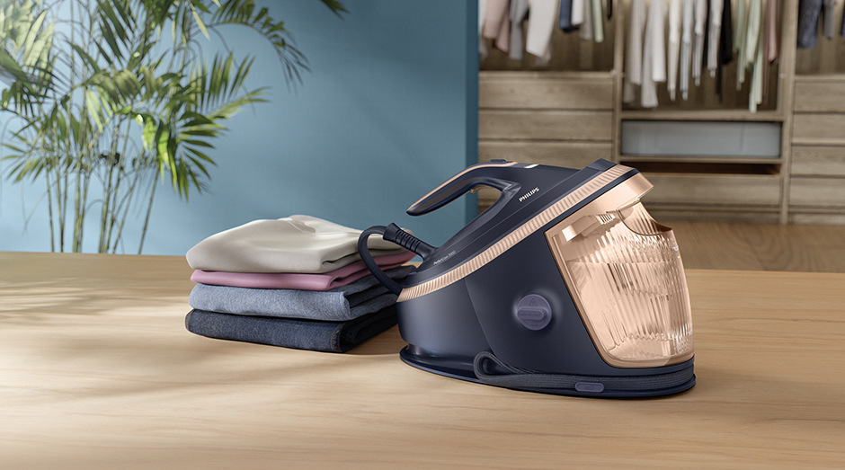 Žehlicí systém Philips PSG7300/20 7300 Series vedle vyžehleného prádla