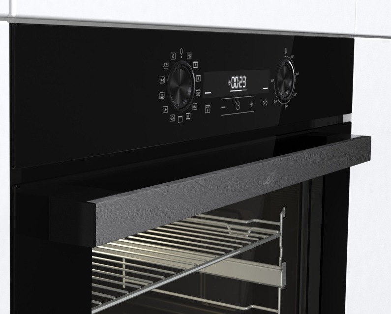Pohled z boku na moderní vestavnou troubu ETA 4788. Detail na stříbrný ovládací panel se dvěma otočnými knoflíky a digitálním displejem. Uvnitř trouby je vidět stříbrný rošt s částečně vysunutým teleskopickým výsuvem