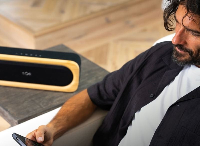 Přenosný reproduktor Marley Get Together 3 černý/hnědý Muž pomocí telefonu ovládá reproduktor MARLEY Get Together 3
