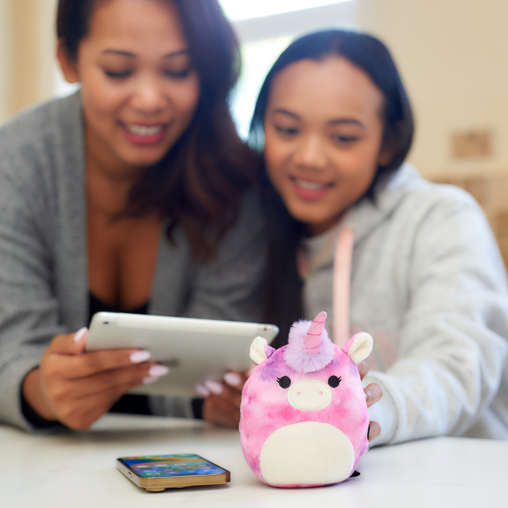 Přenosný reproduktor Lazerbuilt Squishmallows Lola růžový Přenosný reproduktor Lazerbuilt Squishmallows Lola v reálném prostředí