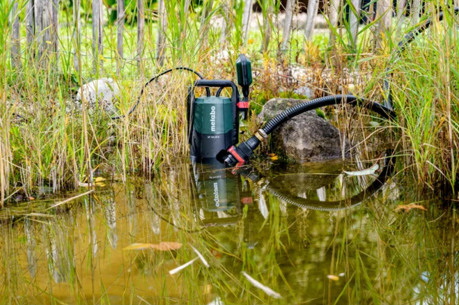 Ponorné čerpadlo Metabo SP 150-35 S při čerpání vody z jezírka.