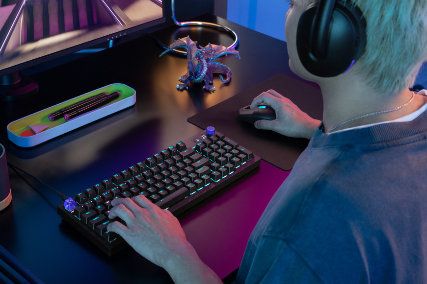 Hráč používající klávesnici Logitech G316 X 98 při hraní her
