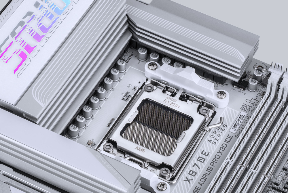 Základní deska GIGABYTE X870E AORUS PRO X3D ICE USB4, Wi-Fi 7, 5GbE LAN a PCIe 5.0 poskytují konektivitu připravenou na budoucí hardware.