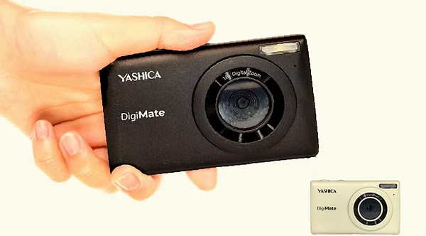Ruka držící kompaktní fotoaparát DigiMate