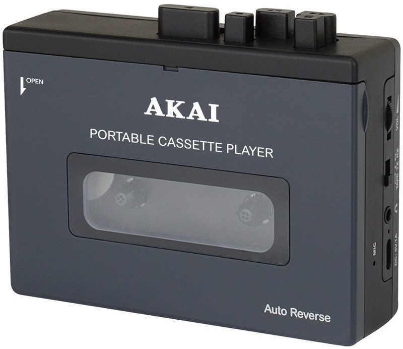 Černý přenosný kazetový přehrávač AKAI POCKET TAPE s funkcí Bluetooth a auto reverse.