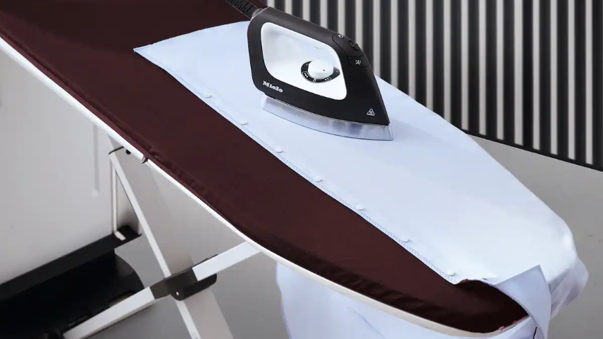 Žehlicí systém Miele B4847 FashionMaster 4.0 Žehlička položená na bílé košili