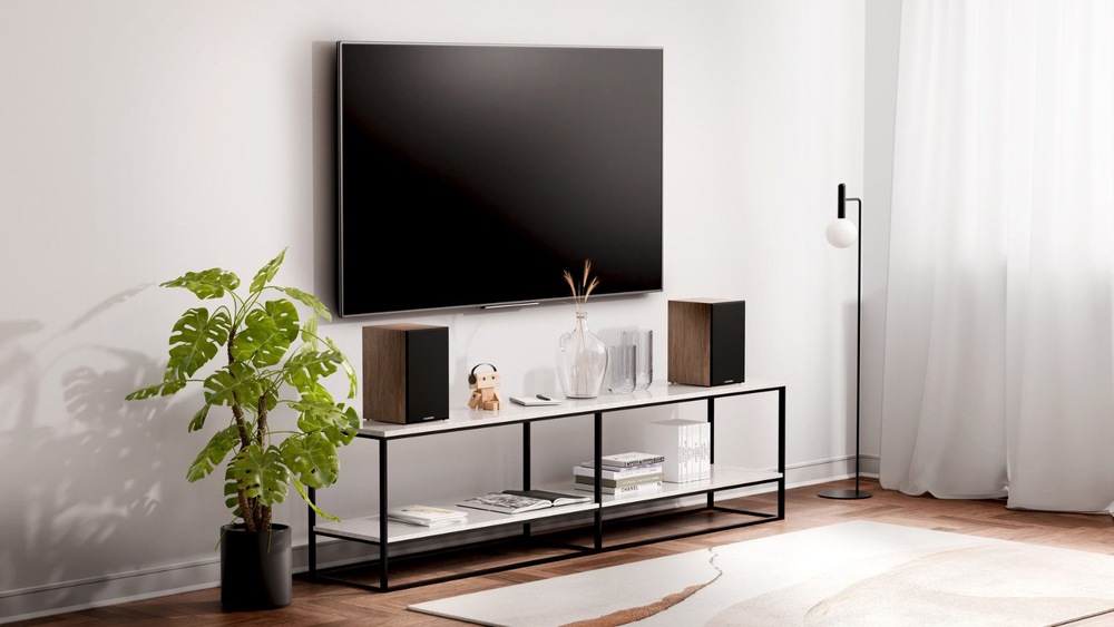 Reproduktory Blaupunkt BS40 (2 ks) černé/hnědé Reproduktory Blaupunkt umístěné na televizním stolku pod televizorem.