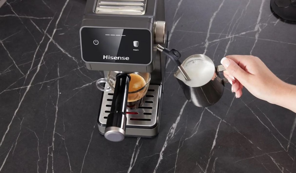 Espresso Hisense HESCM20LP antracitový ženska ruka šleha mleko pomoci parni trysky kávovaru Hisense HESCM20LP