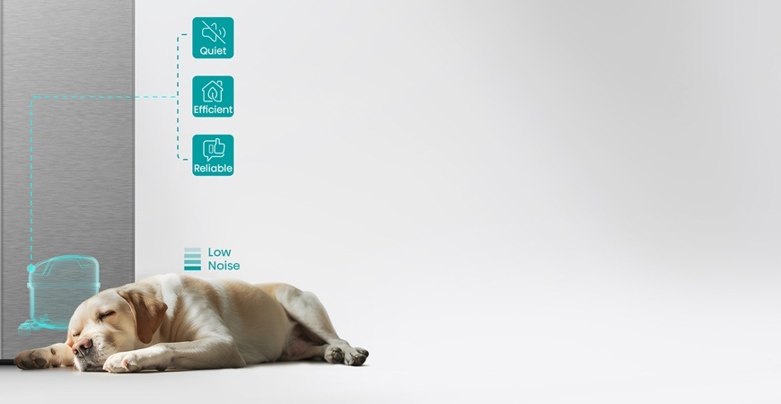 Tichý invertorový kompresor chladničky – pes spící u lednice symbolizuje nízkou hlučnost, úsporu energie a efektivní provoz.