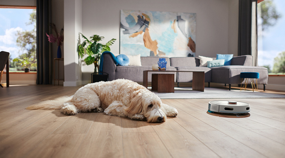 Pes ležící vedle vysávajícího Robot. vys. se stanicí Philips XU2100/25 2000 Series
