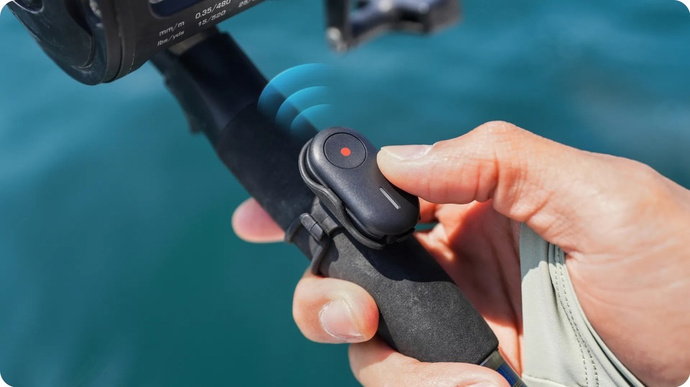 Držák Insta360 FOMO Power Handle černý Detail odnímatelného bezdrátového ovladače na rukojeti Insta360 FOMO Power Handle