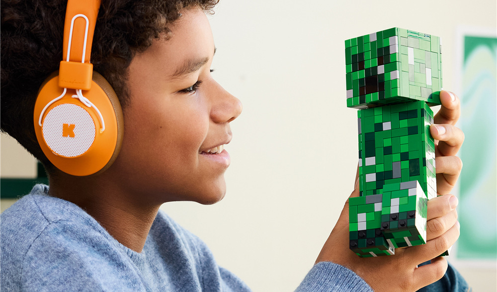 Stavebnice LEGO® Minecraft® 21276 The Creeper™ Pohyblivé nohy a hlava umožňují Creeperovi měnit pózy a rozehrávat vlastní dobrodružství ze světa Minecraftu.