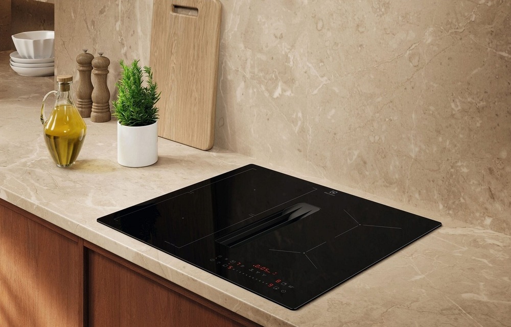 Indukční varná deska s odsáváním Electrolux Série 600 ECC63410CB černá Indukční deska Electrolux ECC63410CB série 600 Bridge v kuchyňské lince.