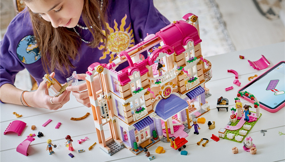Digitální návod LEGO Builder usnadní sestavení 406 dílků a umožní prohlížet model ve 3D i rozšiřovat městečko o další stavebnice.