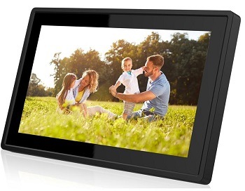 Černý fotorámeček GoGEN FRAME 20 WIFI zobrazující rodinnou fotografii v přírodě