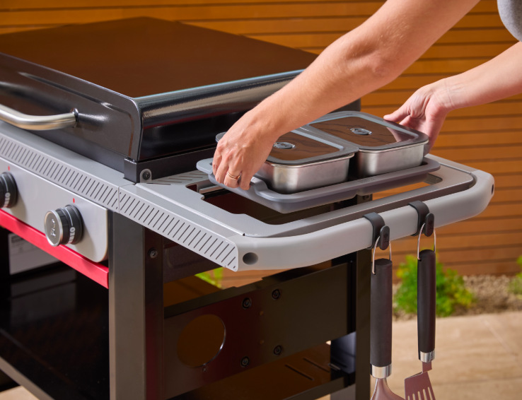 Detail bočního stolku grilu Weber Plancha Slate GPD 71 cm s nádobami na surovin