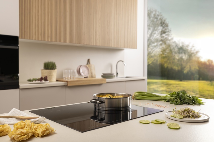 Indukční varná deska Gorenje G800 GI6443BSCWF černá Indukční varná deska Gorenje GI6443BSCWF je zabudovaná v moderní kuchyni.