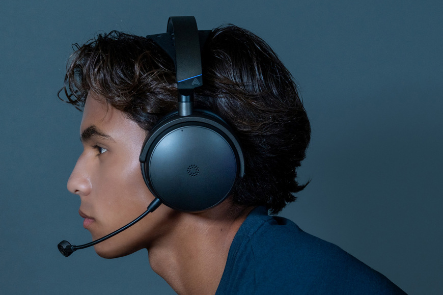 Headset Audeze Maxwell 2 PlayStation šedý Boční profil headsetu s mikrofonem