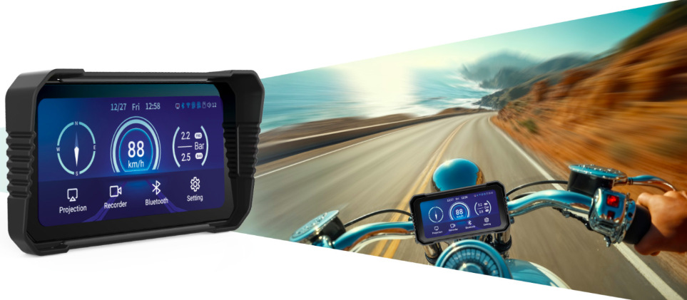 MOTO displej NAVITEL MS850 DUAL zobrazený při jízdě na motocyklu s aktivní navigací