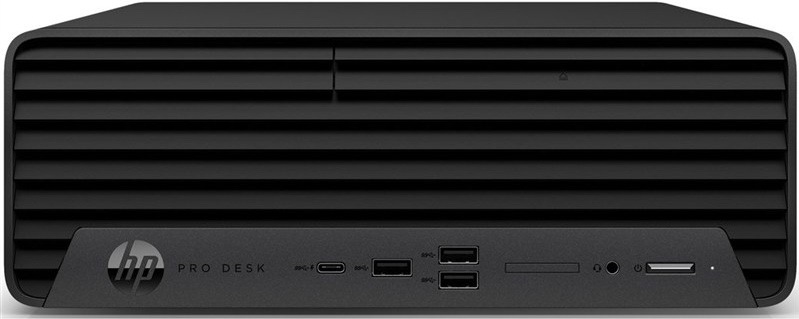 Na obrázku je kompaktní stolní počítač HP Pro SFF 400 G9 v černém provedení, zachycený zepředu. Horní část čela tvoří široká ventilační mřížka s vodorovnými lamelami. Ve spodní části je šikmo zapuštěný ovládací panel s logem HP a nápisem ProDesk, dále s USB-C portem, několika USB porty, audio konektorem, tlačítkem zapnutí a úzkou mechanikou nebo slotem.