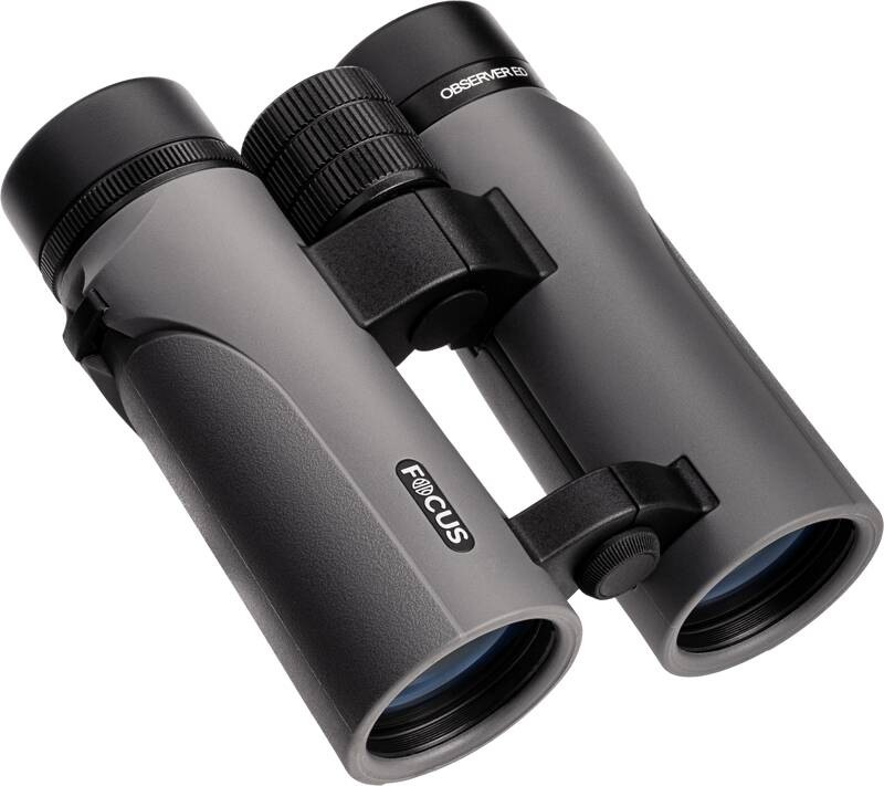 Dalekohled Focus Sports Optics Observer 10x42 ED černý Detail šikmého pohledu na dalekohled Focus Observer s jasně viditelným logem na boku.