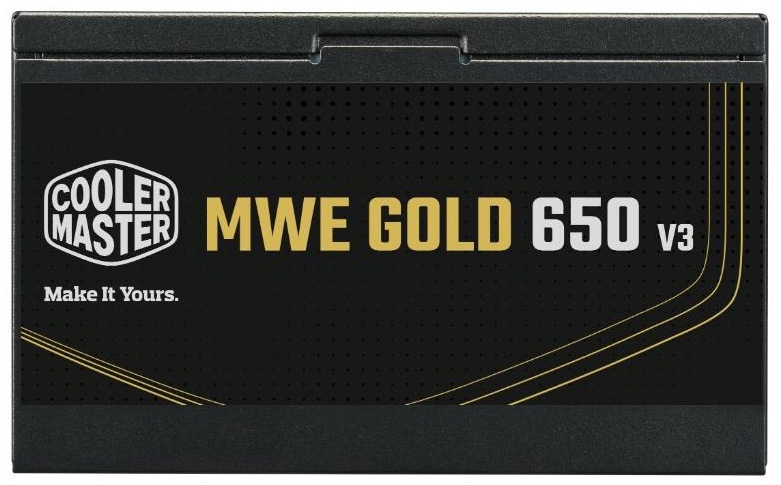 Zdroj Cooler Master MWE Gold V3 650W, 80+ Gold, ATX 3.1 černý Na obrázku je boční strana napájecího zdroje Cooler Master s černým štítkem. Vlevo je logo Cooler Master, vedle velký nápis MWE Gold 650 V3 ve zlaté a bílé barvě a jemné zlaté linky.