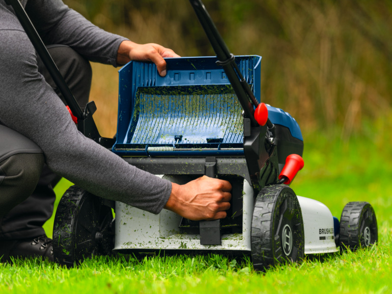 Detail spodní části akumulátorové sekačky Bosch Professional GRA 18V2-46SP při čištění prostoru nože