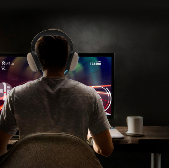Headset Zalman ZM-HPS800W béžový Muž sedí u PC se sluchátky Zalman ZM-HPS800W