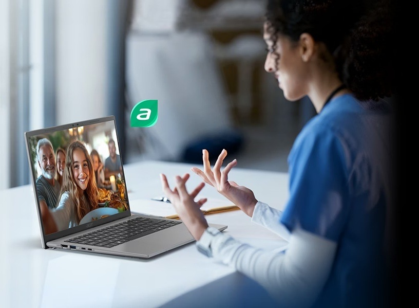 Notebook Acer Aspire Go 16 (AG16-71P-50AK) stříbrný Žena telefonující pomocí laptopu Aspire Go 16 s funkcí AcerSense