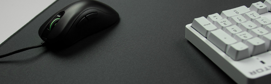 Podložka pod myš HATOR Tonn EVO L černá Detail povrchu podložky HATOR Tonn EVO s myší a částí klávesnice